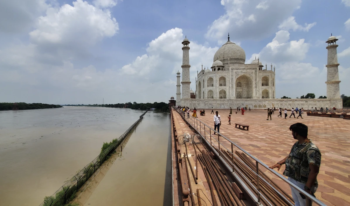 El R o Yamuna Llega A Las Paredes Exteriores Del Ic nico Taj Mahal En El R o Yamuna Llega A Las Paredes Exteriores Del Ic nico Taj Mahal En
