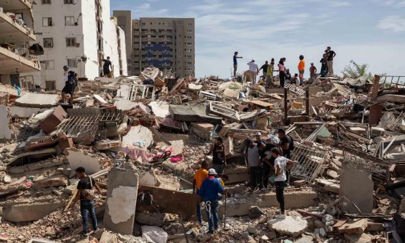 Rescatistas trabajan contra el tiempo en Venezuela para localizar sobrevivientes bajo los escombros tras los terremotos del 24 de junio. La Guaira y Caracas están entre las zonas más afectadas.