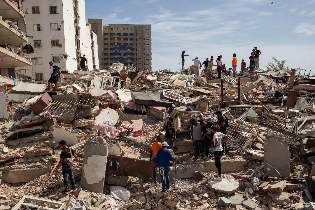 Rescatistas trabajan contra el tiempo en Venezuela para localizar sobrevivientes bajo los escombros tras los terremotos del 24 de junio. La Guaira y Caracas están entre las zonas más afectadas.